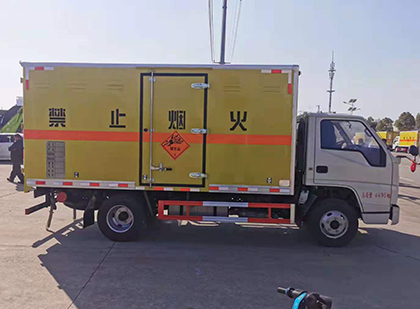 平桂爆破器材运输车工人安全操作规范与智能技术保障